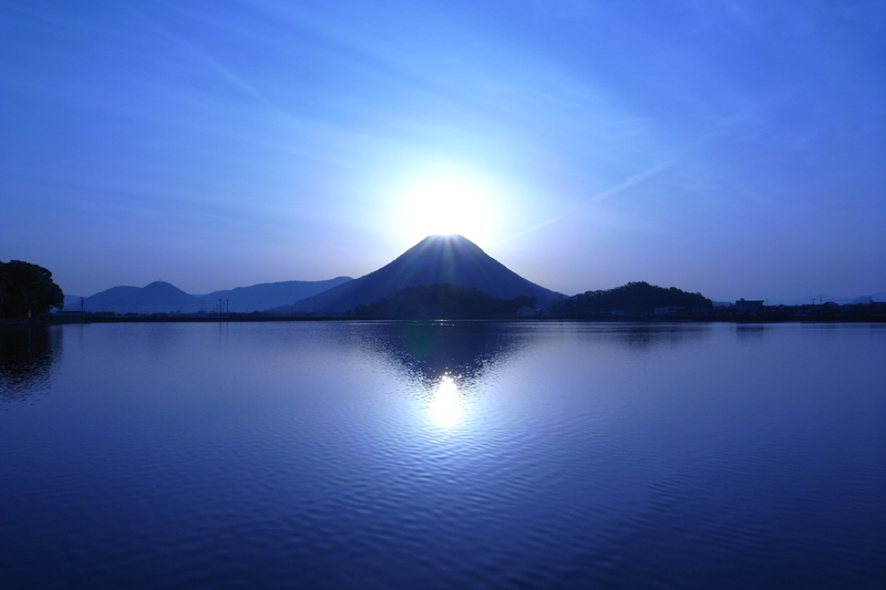 4月22日は讃岐富士の日 ～幻想的な輝き『ダブルダイヤモンド讃岐富士』～